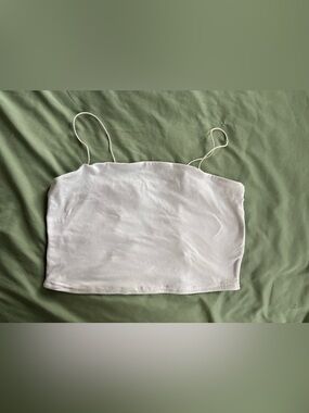Open back cropped spaghetti strap top 🤍
